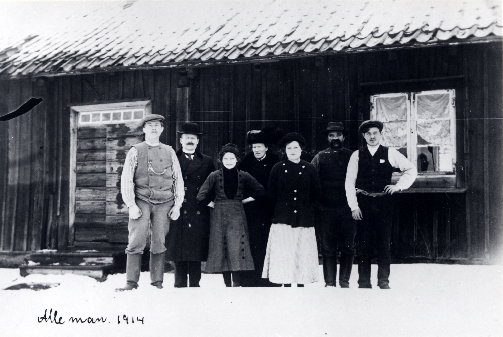 Utanför gamla byggnaden vid Lövhagens gård står fr v drängen Oskar, fanjunkare Malmsten,  Edit Jansson,  fru Malmsten,  Gerda Jansson, Johan Jansson och Helmer Jansson, På fotografiet står antecknat  "Alle man 1914"