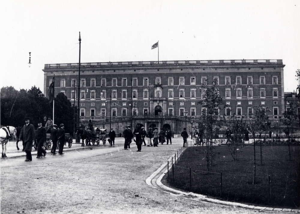 Amatörfotografen  Algot Laurell  från Frösunda valde motiv också från  Stockholm  Här är  Norrbro
