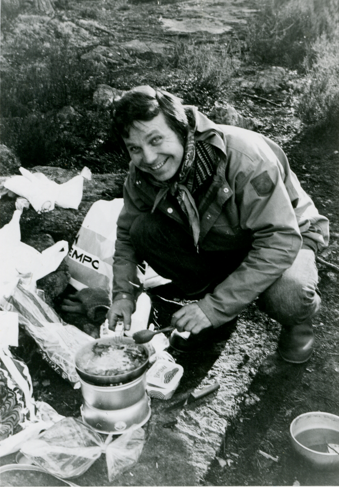 Fredrik Andersson lagar middag på stormkök när Karbygårdens ungdomar vandrar på Sörmlandsleden. 
Foto och uppgifter från Fredrik Andersson.