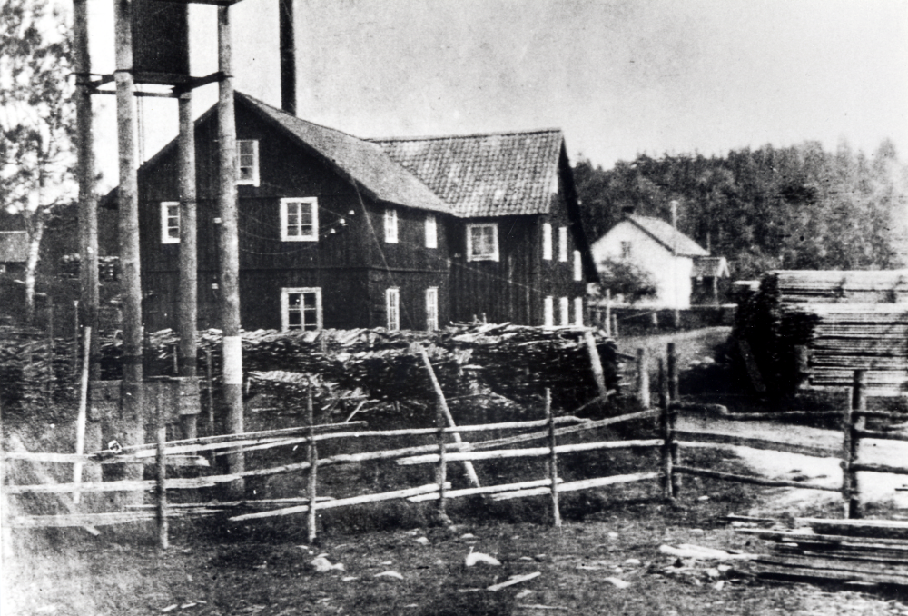 Granby kvarn och såg i Orkesta från tiden 1923-1928.  Den elektriska frånskiljaren syns i förgrunden och bakom den f d matarvattendammen till ångmaskinen, som togs ur drift ca 1920.  Därefter installerades en Polardieselmotor i oktober 1919, vilken användes till ca 1923, då en elektrisk motor installerades och dieselmotorn användes som reservkraft.   Dieselmotorn såldes ca 1948.  Granby kvarn och såg byggdes 1881 och kallades då "Granby ångqvarn och såg" med två par stenar och en s k ståla (en föregångare till valsstolen som installerades senare år 1928) och en fyrbladig ramsåg.  Sågningen pågick oftast ca 4 månader per år från mars till midsommar.  Kvarnen var däremot i drift året runt. Inkomstfördelningen före 1937 var kvarnen 60 % och sågen 40 %.  1937 började legosåging för virkeshandlare och då ökade sågrörelsens andel till ca 60 % och efter 2:a världskriget till ca 70 %, beroende på sågning för export