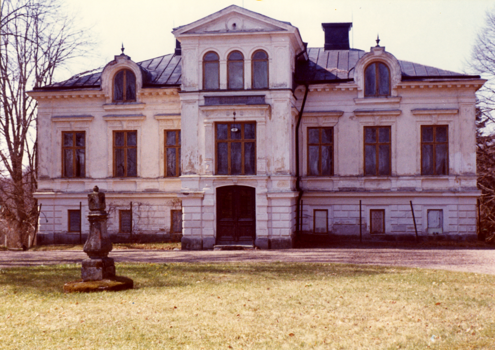 Lindholmens gård övergiven och förfallen - fotograferad under en rundresa då Lillian Glav, Thure Rudäng och Gustaf Åkerblom skyltade kommunens fornlämningar