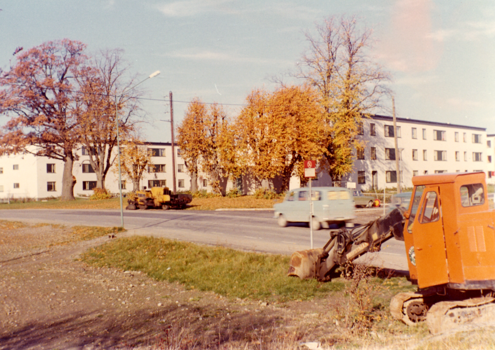 Väsby gård byggdes omkring 1850. Gården revs 1971 för att lämna plats för flerfamiljshus i bostadsrättsföreningen Sörgården På bilden syns de höga gårdträd som visar var var infarten till gården låg