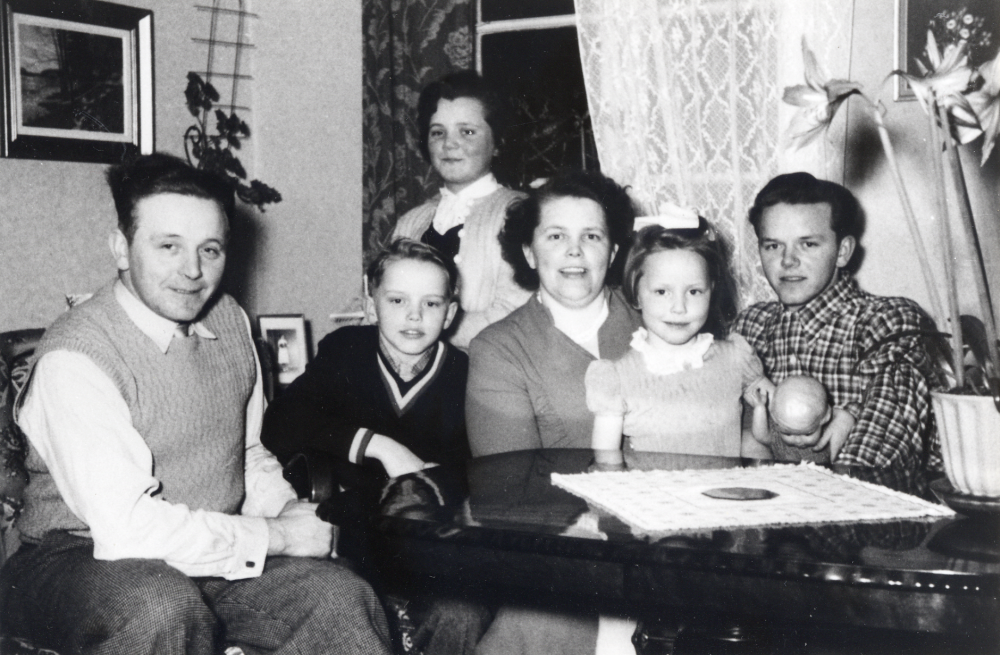 Svea och Sigvard Jansson i Karlberg, Frösunda med barnen Lars-Göran,  Irene stående bakom , Inga-Lill och Bengt-Arne.  Sigvard hade affären i Karlberg i korsningen av vägarna mot Kårsta och Gottröra