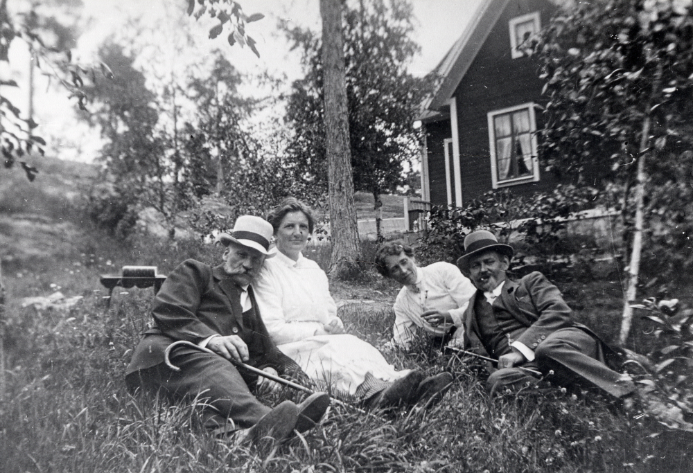 En paus i gröngräset utanför C L Thimgrens stuga på Skolvägen Fr v herr Sabel fru Thimgren fru Sabel och C L Thimgren Thimgren var med och bildade en arbetarekommun i Vallentuna 1914 Se DN Nordost 1974-06-13, en intervju med Bertha Andersson av Gunni Blommé