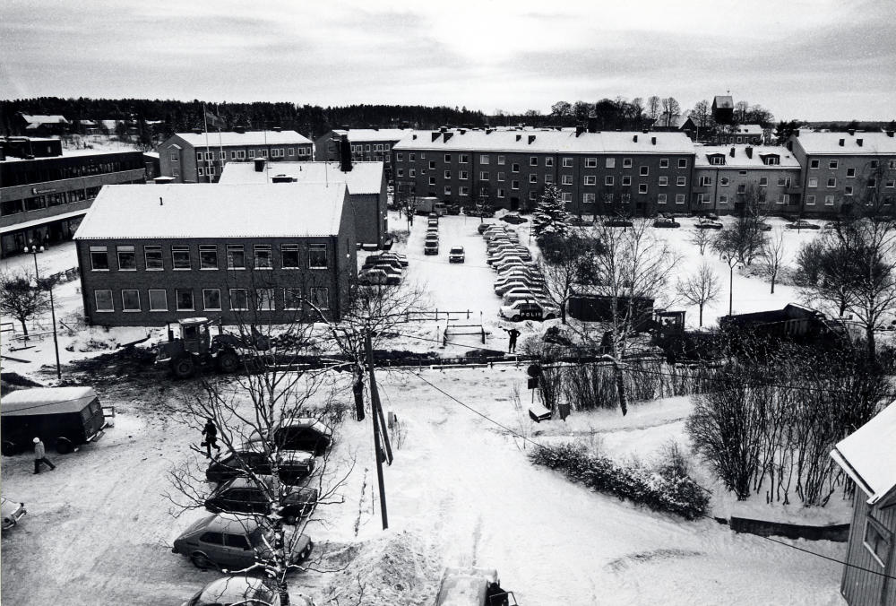 Utsikt  från det hus som fick heta  Tärningen  Längst t v syns  Tunahuset  I bildens mitt  kommunalhuset  samt t h bostäder längs  Skördevägen   Framför den  kommunalhusparken  I förgrunden längst t h skymtar ett hörn av affären  Kära barn