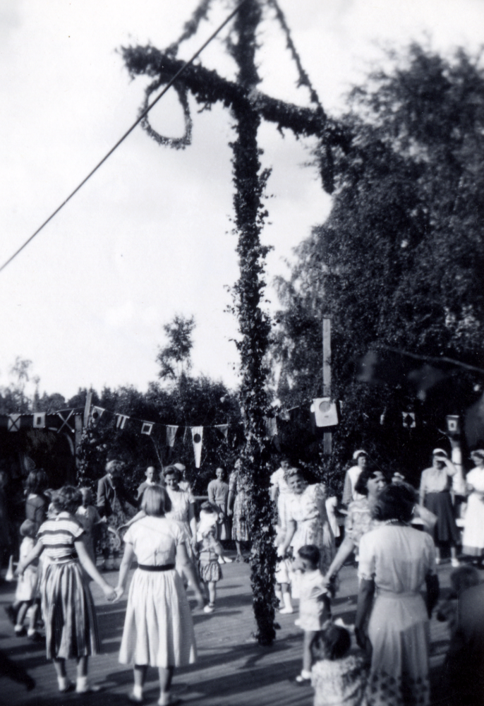 Med  spelmän i spetsen vandrar man från  Lindholmens järnvägsstation mot  Söderby hage för att fira  midsommar. Sedan hembygdsgården blivit klar 1951 firas midsommar där. I spetsen tågar t v  Sven Wahlström och  Åke Mattsson