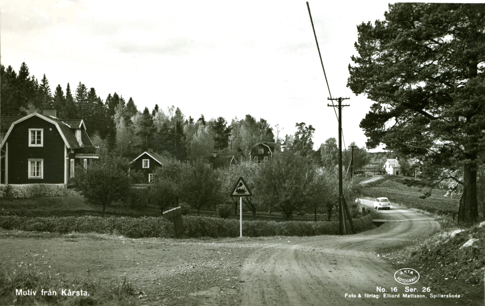 Vy från Kårsta. Vägen till höger leder ner till Roslagsbanan.