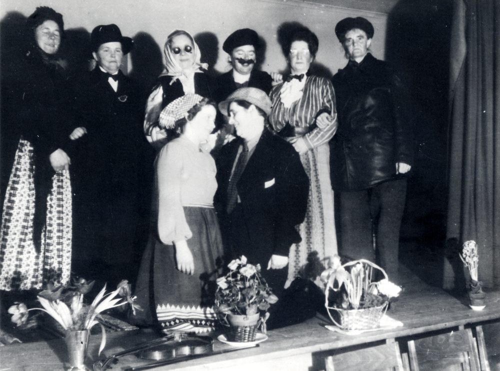 Frösunda CKF   Centerns kvinnoförbund  spelar  teater  i  Ekskogens bygdegård  Pjäsen hette  Moster Fina blir kär  Fr v  Astrid Jansson  Rolsta,  Svea Jansson  Karlberg,  Gunhild Wredh  Ragnildsborg,  Ingegerd Fransén,  Viran Österberg  Berg,  och  Agnes Mannerfeldt  Stolp-Ekeby. Knästående  Sonja Helgöstam  Helgö och  Märta Wredh  Solgärde.