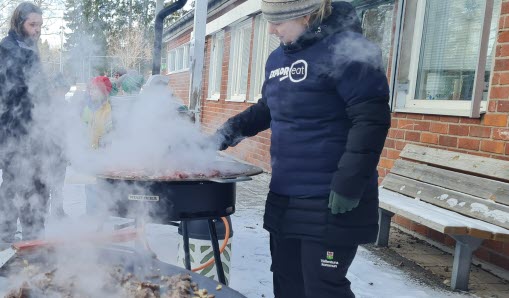 Kökspersoanl tillagar renskav utomhus