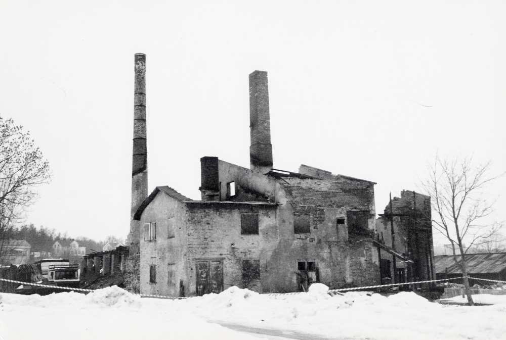 Broby tegelbruk i Ekskogen var i drift till mitten av 1960-talet. Bruket brann ner 16 mars 1986