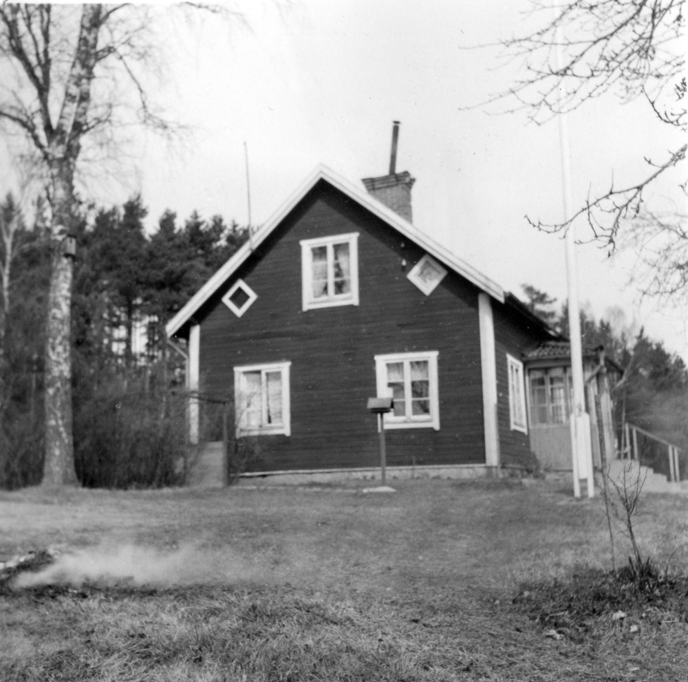 Karlso, här sett från söderr,  låg i hörnet vid infarten till Molnbyvägen från Lindholmsvägen.  Huset hade fastighetsbeteckning Ubby 1:20 och byggdes 1925.  På Molnbyvägens södra sida ligger än i dag Sjöberg.  Karlso är rivet och ersatt med det moderna hus där ännu 2008 Lasse Löfgren bor med sin familj.  En del ekonomibyggnader finns också kvar. Detta hus hade sin entrésida mot Lindholmsvägen. Karl Helmer, död 1940, och Gertrud Karlsson, född 1882 och död 1963, hyrde först huset, men köpte det senare och odlade marken för eget bruk. Gertrud vara också kusin Hilda Carlsson från Solsta i Ormsta.  Sönerna hette Helmer och Gösta.  Gösta var gift med Greta.  När Harriet Pettersson gifte sig med Bengt Edbom 1950 hyrde de 1 rum och kök på övervåningen i Karlso.  1951 föddes sonen Roland och familjen bodde kvar i husets övervåning till 1955, då man flyttade till Hagalund .  Där bodde de i 12 år. 1967 återvände man till Vallentuna och började bygga ett eget hus på Ljungstigen 34 i Snapptuna, inflyttning januari 1968