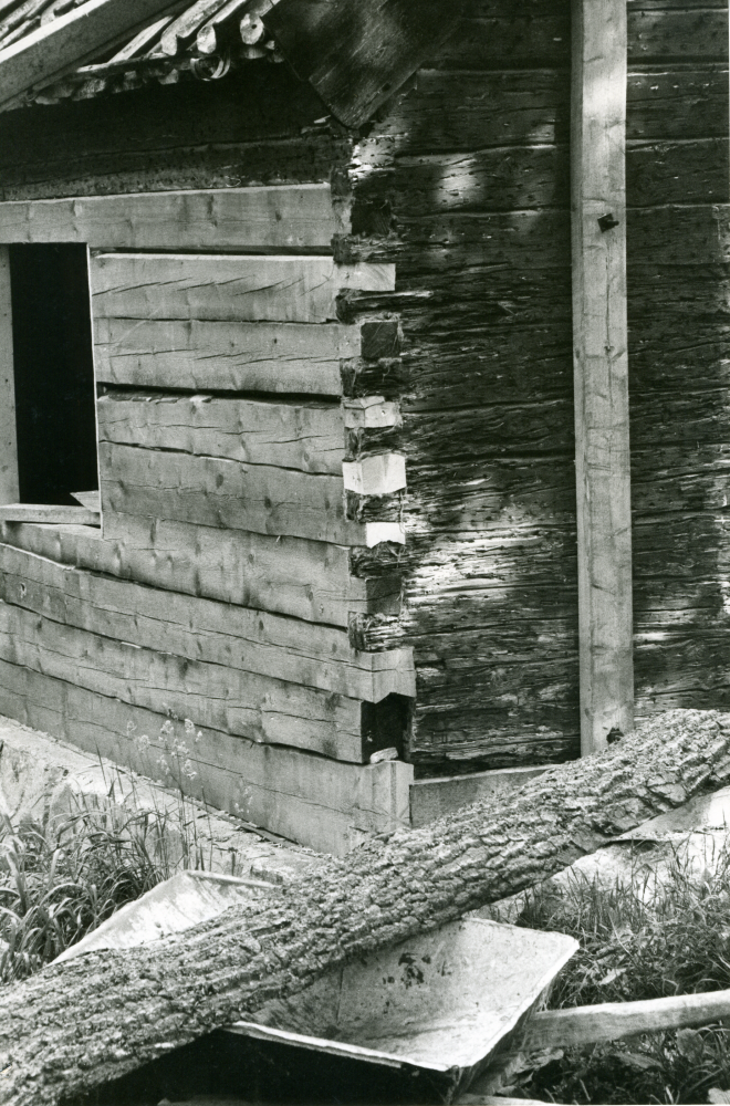 Restaurering av Stora Benhamra pågår. Norra flygeln.
•Fotografiet ingår i bildserien ”Vardagsliv i Vallentuna kommun” av Rachael Gough-Azmier & Gunilla Blomé, Haga Studios HB.