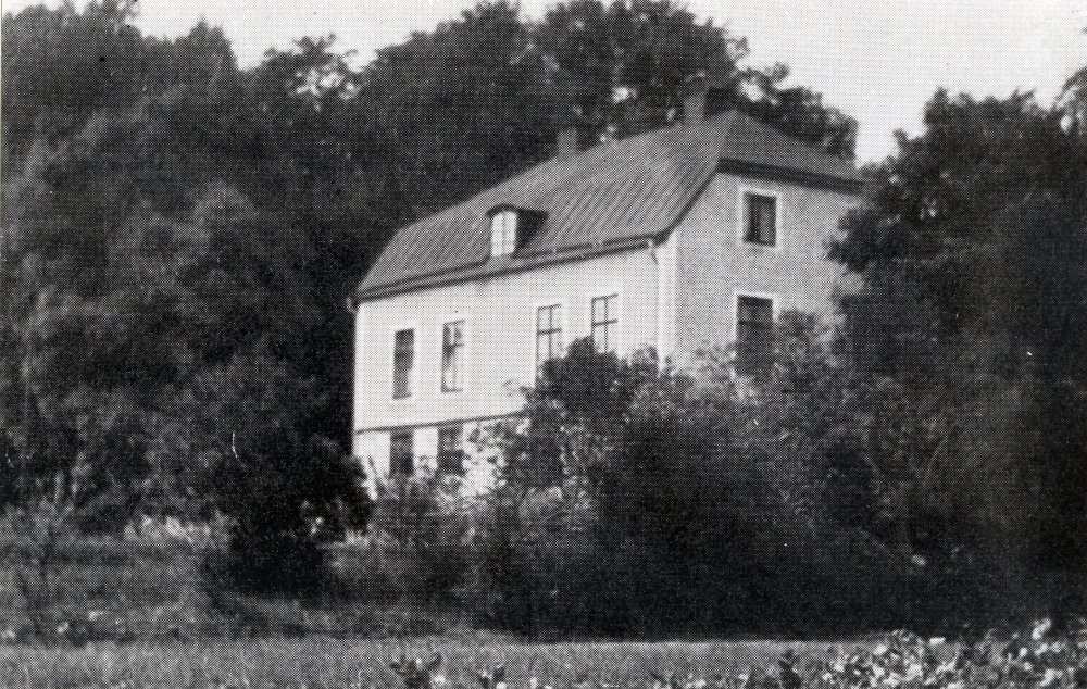 Löfsta säteri uppfördes på 1700-talet. Det påstås att friherre Stackelberg och hans hushållerska Kajsa Warg bott på gården en tid. Ägare på 1980-talet är Bo och Agneta Ivgren