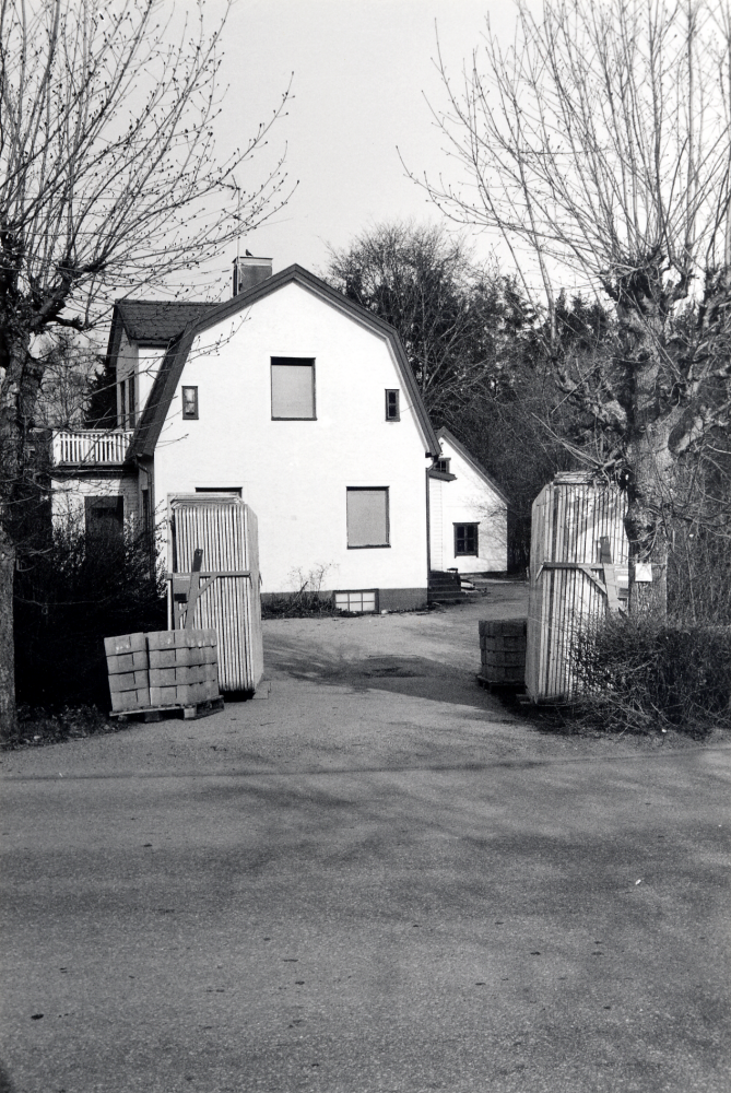 Mörbyvägen 3 byggdes 1923 som bostad för K E Karlsson med familj.  I trädgården finns en hängalm med bord, belysning och infravärme, en gång planterad av K E Karlssons hustru.  Fastighetsbeteckning Rickeby 1:67.  Trots stora protester river kommunen det s k trädgårdskvarteret, det sista området i Vallentuna som visar på den villastad samhället en gång varit.  Husen i området rivs i maj 2000.  De nya husen börjar byggas av Skanska sent under hösten 2000.  I grindhålet syns det kraftiga staket som omringade området vid rivningen