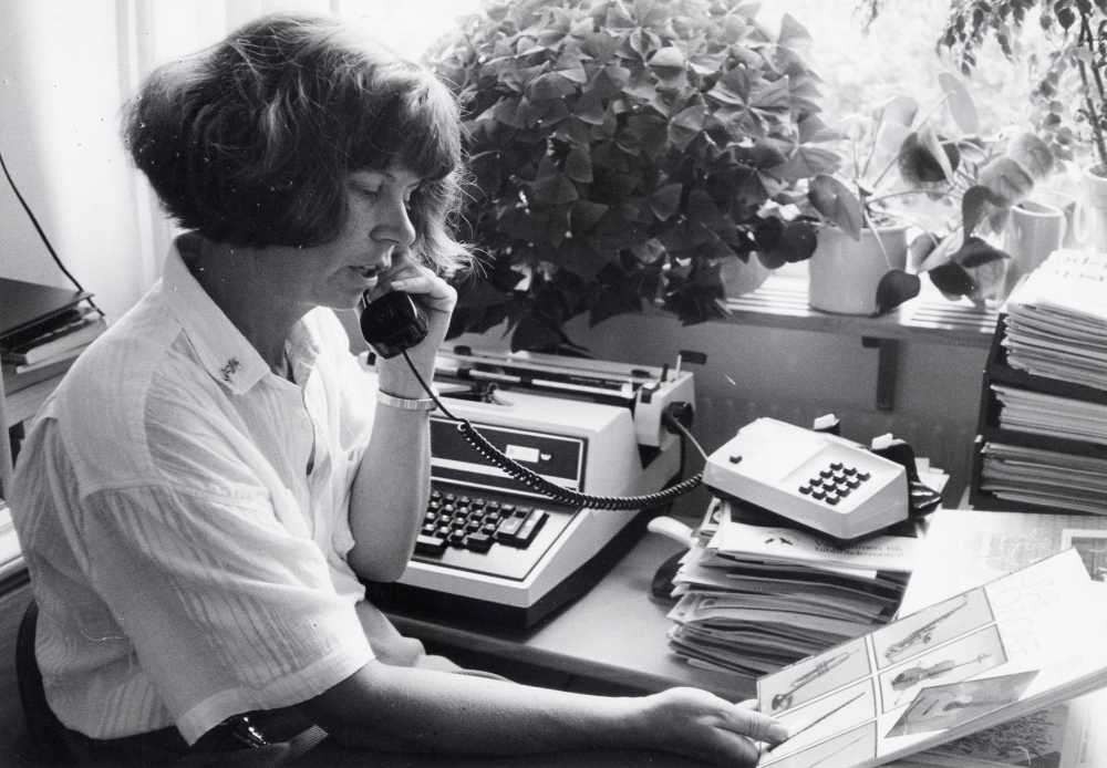 Lena Lundgren  pratar i telefonen i sitt kontorsrum i  Vallentuna bibliotek