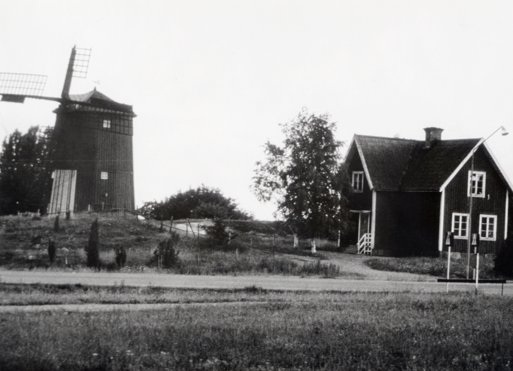 Väsby kvarn och Kvarnvillan.  Kvarnen är skadad  med bl a en avbruten vinge efter den svåra stormen i november 1969.  Kvarnvillan revs 1970 i samband med att Vallentunas nya friluftsbad, Kvarnbadet, togs i bruk sommaren 1970.