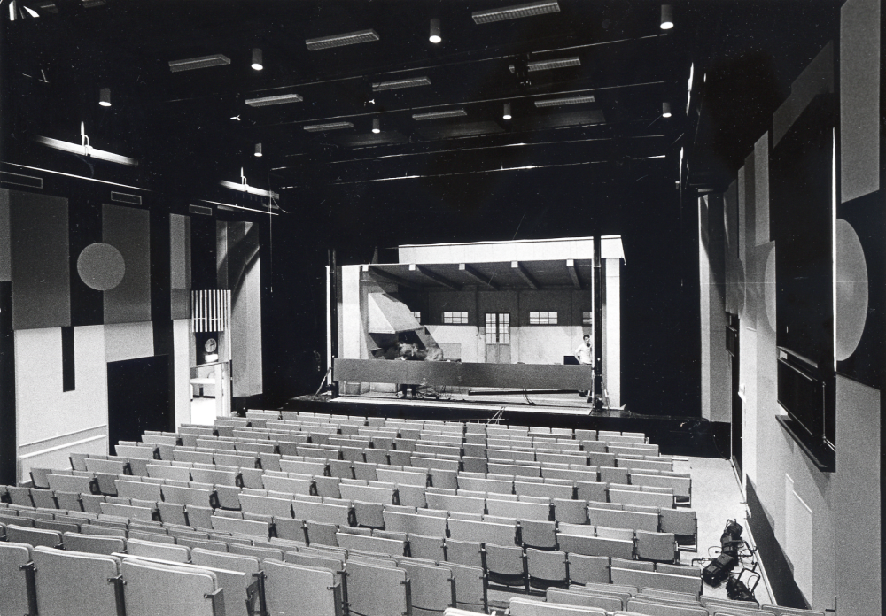Vallentuna teater i Vallentuna gymnasium invigs i oktober 1986