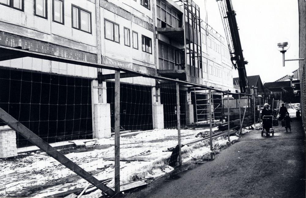 Bottenvåningen i det nya förvaltningshuset Tärningen.  Fönster och delvis också väggar har kommit på plats.  I bottenvåningen där ännu svarta fyrkanter finns, kommer Vallentuna bibliotek att få nya lokaler