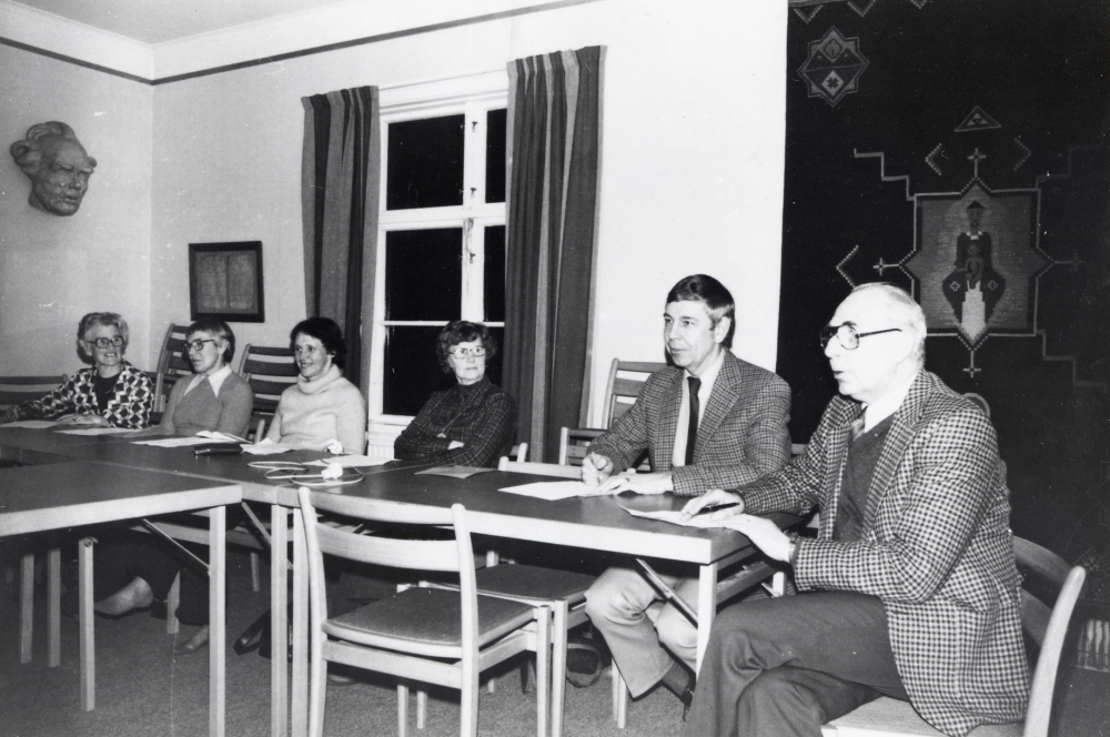 Vallentuna kyrkoråd sammanträder i Klockargården. Fr v Signe Andersson, suppleant Vallentuna, Gertrud Gustafsson, suppleant Markim, Els-Marie Carlegrim, suppleant Vallentuna, Märtha Karlsson, ledamot Vallentuna, Berndt Wredh, ledamot Frösunda, Åke Ekström vice ordförande 1974-1977 Vallentuna