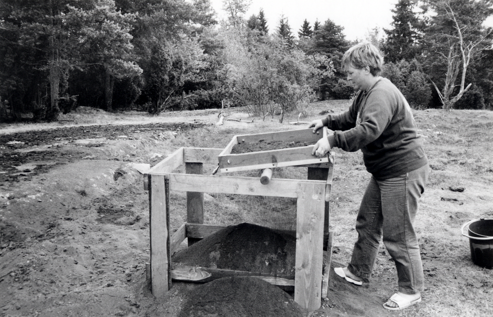 Nordiskt amatörarkeologiskt utgrävningsläger  i  Granby  Orkesta. Amatörarkeologer från Norden och Polen gör utgrävningar under ledning av arkeologer och söker en vikingatida stormansgård i hagen ovanför Granby gård. Här sållar en dansk deltagare den jord hon grävt bort, för att söka ev fynd bland stenar som blir kvar i sållet
