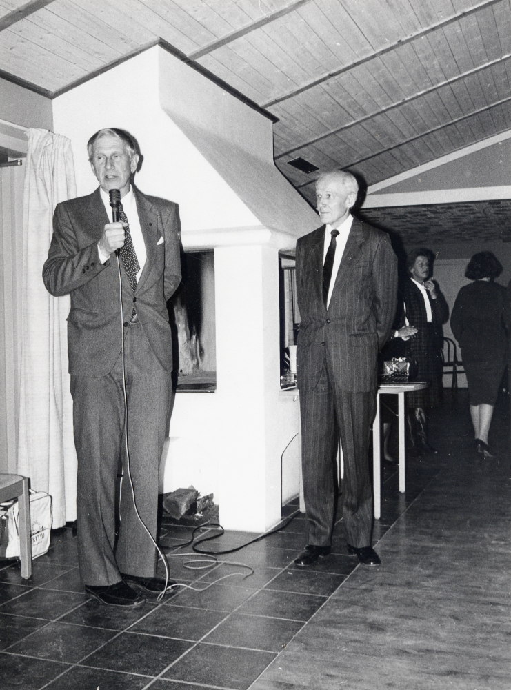 Kanslichef Gunnar Käller går i pension efter 38 års tjänst i Vallentuna kommun.  Kommunen anordnar avskedsfest med mottagning i Mathiasgården.  Här talar förre kommunalrådet Ingvar Lidskog till Gunnar Käller. I bakgrunden syns t v Inga Söderberg och t h Lena Lundgren