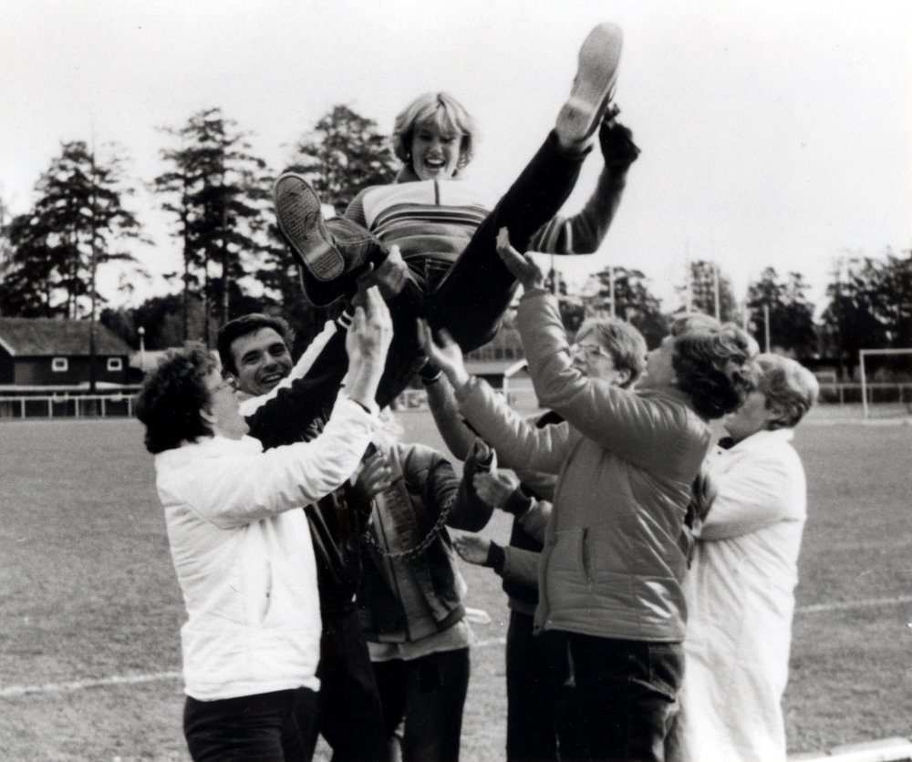 Upplands distriktslag i mångkamp vid Svealandsmästerskapet i femkamp i Kvarnsveden.  Flera av deltagarna i laget är medlemmar i Brottby SK.  Här hissas Renée Karlsson efter sin seger  i F 14. Fr v Birgitta Ackum,  Kurt Högberg, Maria Högberg, okänd i glasögon, Ingegerd högberg i ljus kappa och Renées mamma Gunilla Karlsson