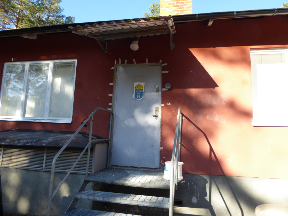 Hemvärnsgården i Kristineberg byggdes ursprungligen för flygvapnets ledning och var bemannat dygnet runt av flygvapnets personal som en backup för flygledning i regionen. Den har varit självförsörjande med eget dieselaggregat som genererade ström, egen brunn och avlopp. Den fick sin placering med tanke på höjden och det öppna läget som underlättade radiokommunikation. Byggnaden uppfördes troligen på 1960-talet. Dess placering var hemlig och den finns därför inte med på kartor. Vallentuna Bevakningskompani samt bataljonsstaben för 23:e hemvärnsbataljonen Attundaland huserade tidigare här, därav namnet Hemvärnsgården. I dag, 2022, används hemvärnsstugan av scouterna.