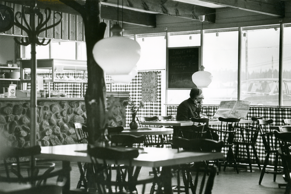 Interiör från matserveringen i John's Plantshop i Brottby. Lokalen togs över av Ingas Bar när verksamheten lades ner 1976.

•Fotografiet ingår i bildserien ”Vardagsliv i Vallentuna kommun” av Rachael Gough-Azmier & Gunilla Blomé, Haga Studios HB.