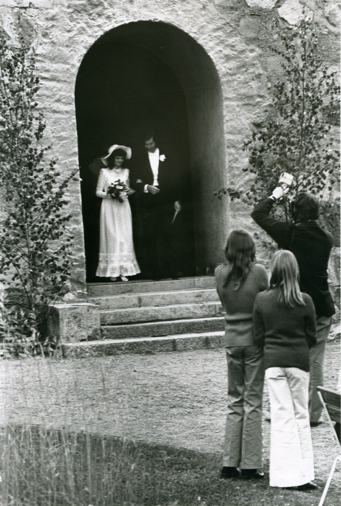 Bröllop i Vallentuna kyrka på midsommarafton.
•Fotografiet ingår i bildserien ”Vardagsliv i Vallentuna kommun” av Rachael Gough-Azmier & Gunilla Blomé, Haga Studios HB.