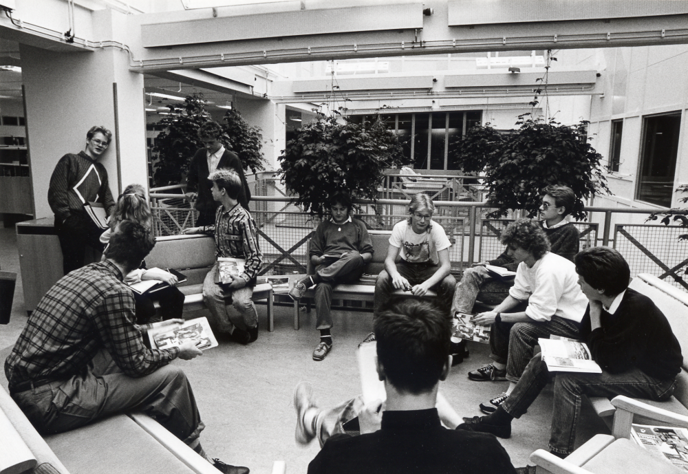 Interiör  från  biblioteket  i  Vallentuna gymnasium