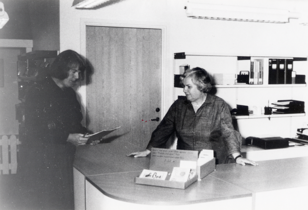 Invigning  av  Lindholmens bibliotek  i  Gustav Vasaskolan  Skolan har byggts till och biblioteket fått nya fräscha lokaler.  I expeditionen står fr v  Eva Larsson  kulturkansliet och filialföreståndare  Inger Olsson