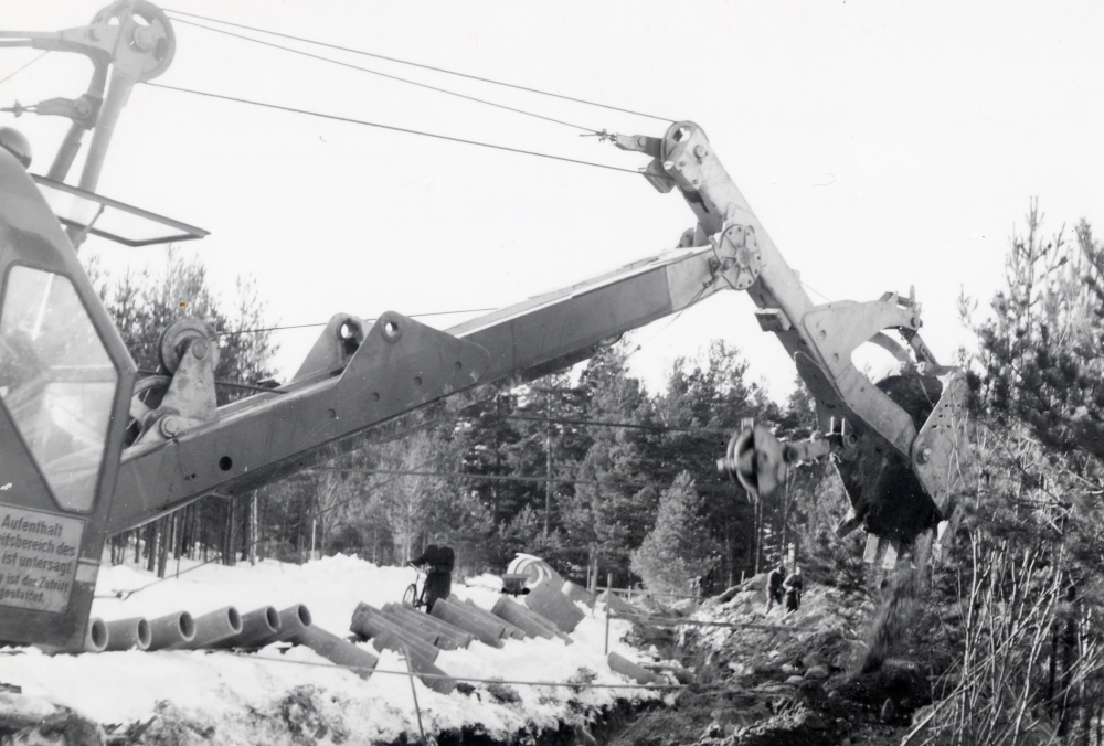 Schaktning  för  vatten- och avloppsledningar  i den s k  Prästgårdshagen  även kallad  Skolhagen.  Där uppfördes ett villaområde med vacker utsikt över Vallentunasjön