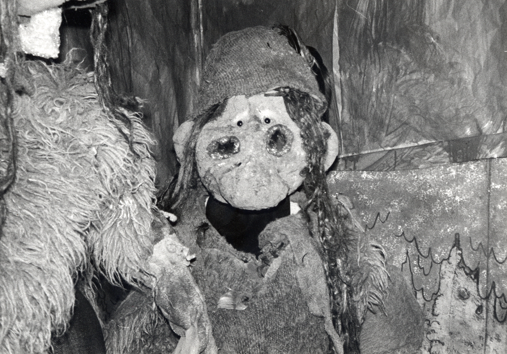 Föreningarna i Vallentuna presenterar sin verksamhet i Vallentuna ishall under mottot Föreningsfestival helgen 19-20 april. Vallentuna bibliotek visar en bokbuss med sagogrotta inuti där barnen bjöds på sagostund.  Inuti och utanför sagogrottan fanns också troll, utlånade från Marionett-teaterns föreställning "John Bauer"