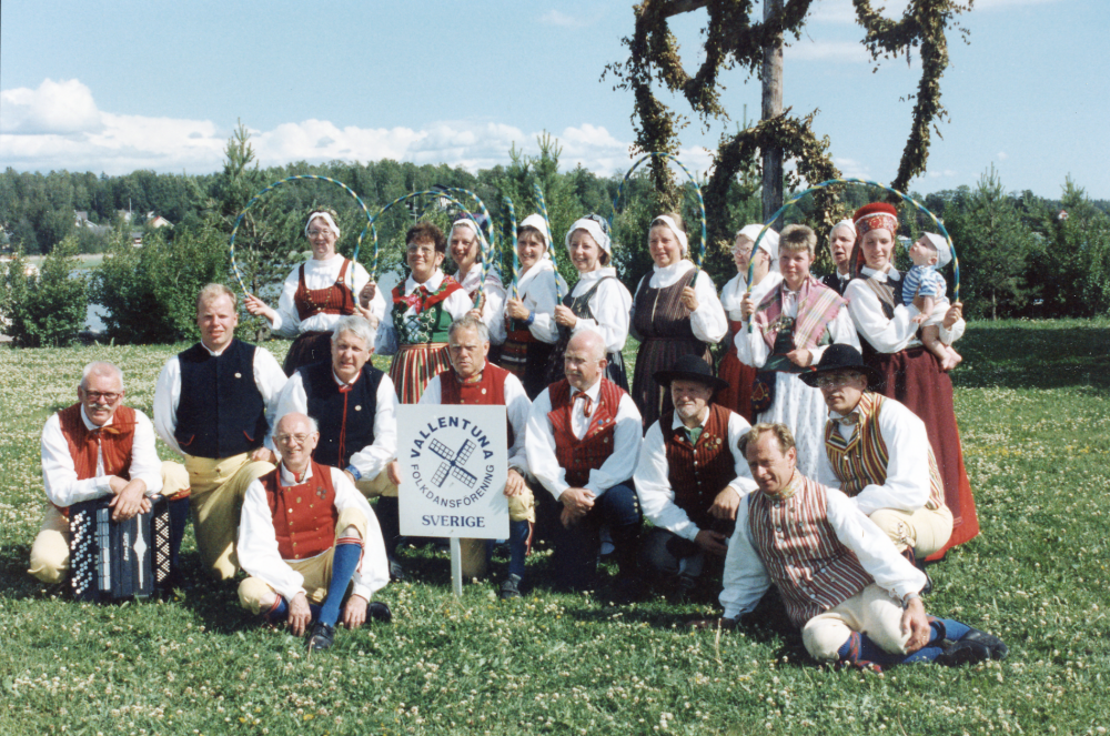 Vallentuna folkdansförening besöker Pargas i Finland för att medverka  i ett spelmansgille med bröllop. Bakre raden fr v Ellevi Gisselberg, Elvy Sundberg, Elisabeth Hallqvist, Anita Hofving, Birgitta Lundqvist, Lotta Zackrisson, Ingegerd Nyman, Helene Dahlqvist, Inger Olsson och Marita Lindberg med sonen Marcus.  Främre raden med män fr v Per-Erik Eriksson, Mikael Lindberg, Henry Ernström, Claes Friström, Börje Sundberg, Bertil Lundqvist, Leif Sixten Holm, Lennart Zackrisson och Ingvar Nyman