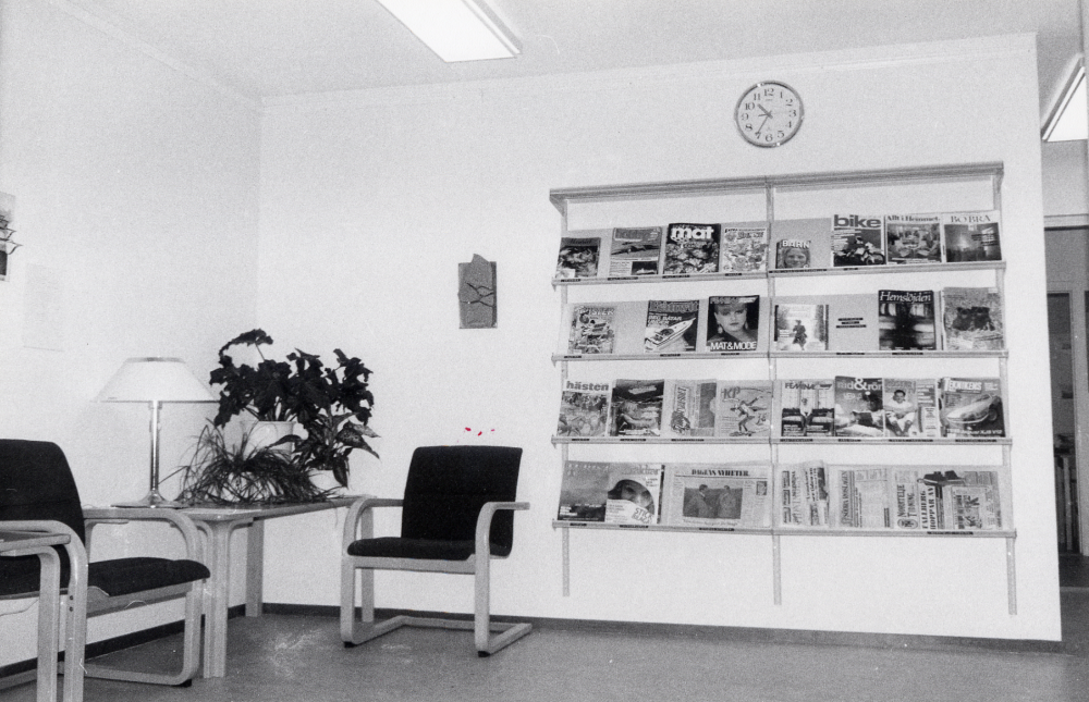 Interiör från Karby bibliotek med tidskriftshörna. Biblioteket renoverades sommaren 1987