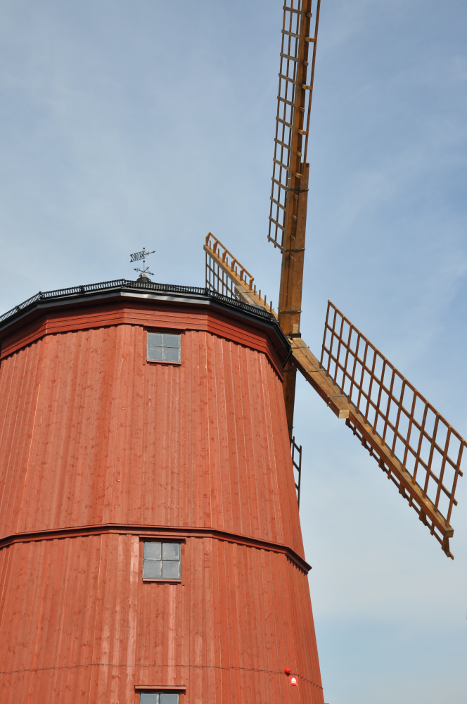 Väsby kvarn återuppbyggs hantverksmässigt i trä. Den nya kvarnen ser till det yttre ut som den nedbrunna Väsby kvarn men saknar kvarnens funktioner. 

Bakgrund: Väsby kvarn uppfördes omkring 1865 och var i bruk fram till 1912. Vallentuna hembygdsförening fick kvarnen som gåva 1959 av den sista ägaren till Väsby gård, Hanna Carlsson.Genom sitt läge på en liten höjd mellan Vallentuna kyrka och Kvarnbadet har Väsby kvarn utgjort ett välkänt landmärke och blivit en symbol för Vallentunabygden. Väsby kvarn totalförstördes vid en brand den 30 mars 2008. En omfattande yttre renovering av kvarnen var just avslutad och den inre renoveringen skulle påbörjas under 2008. I oktober 2017 tog kommunfullmäktige beslut om att återuppbygga landmärket Väsby kvarn i ett samarbete mellan Vallentuna kommun, innevånare, näringsliv och ideella krafter.