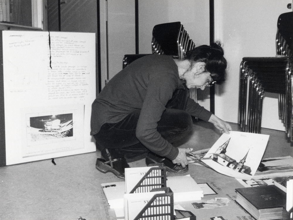 Eva Rahmqvist  arbetar med en utställning om  Vallentunakalendariet  Sveriges äldsta bok, som visades i Vallentuna bibliotek hösten 1982, bl a under  Bibliotekshelg i Vallentuna 13-14 oktober  som visade skriften och skrivtecken förr och nu