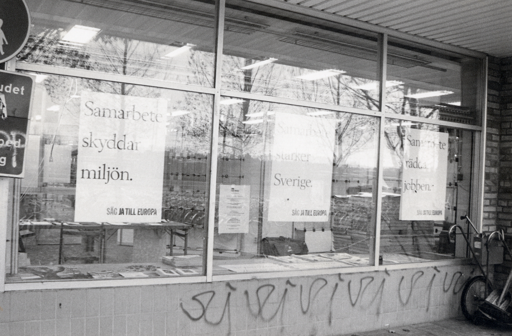 EU-omröstningen 1994.  Ja-sidans lokal i Torghuset.  I f d Björns herrkläder har Ja till EU sin lokal med möjlighet att använda skyltfönstret mot Tuna torg vid Banvägen