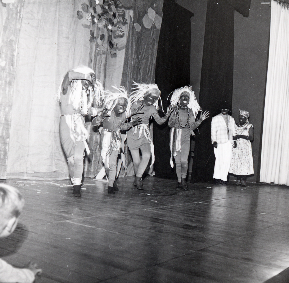 Skolbarnsteater  i  Hjälmsta skola. Behållningen av festen användes till sommarens skolresa