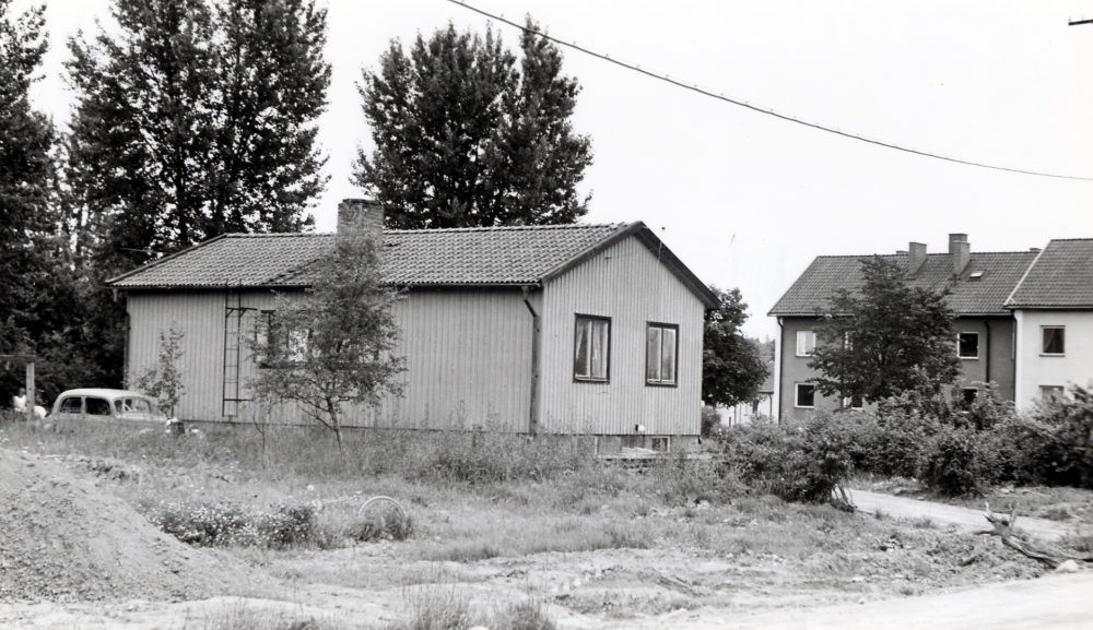 Folke Tillborgs villa i hörnet av Allévägen och Sommarvägen. Från en bod på tomten sålde familjen blommor och grönsaker. Huset flyttades till Cedersdal vid Angarnsvägen 1963 för att bereda plats för flerfamiljshus på Allévägens norra sida. Huset vid Cedersdal är rivet.