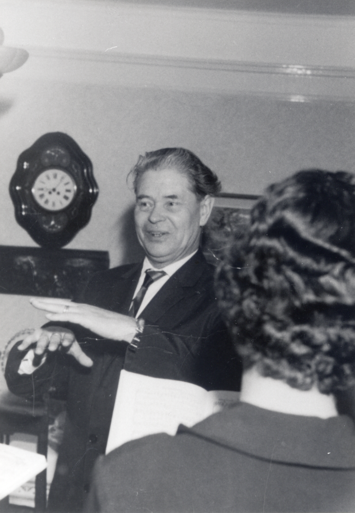 Vallentuna hembygdskör övar under ledning av Josef Andersson i lärarbostadens matsal