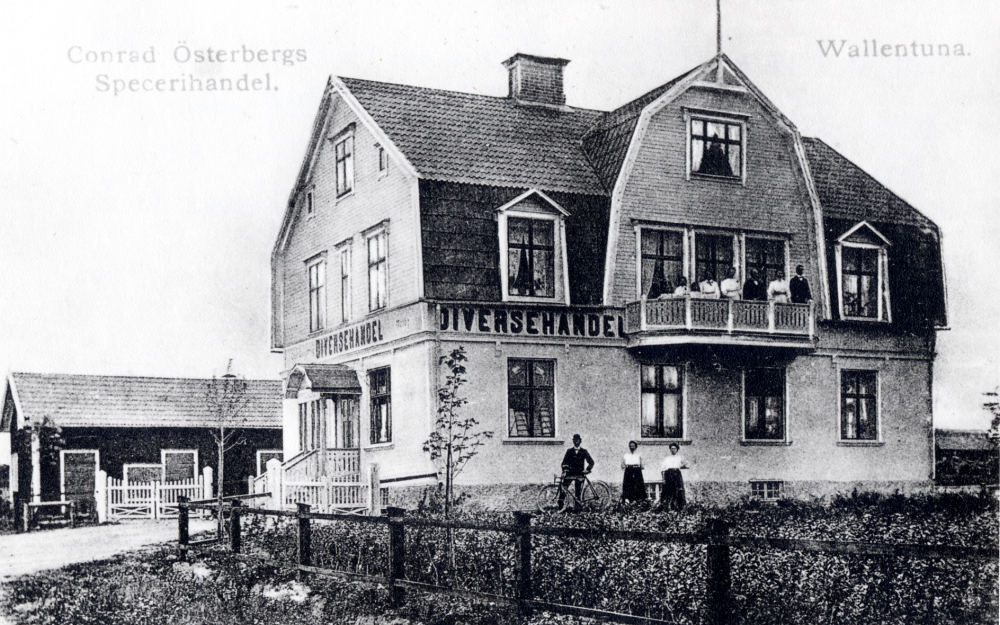 Vallentunas största specerihandel har haft flera ägare.  Conrad Österberg  byggde affären 1907-08. Den kallades  Vallby.  1920 övertogs rörelsen av  Valfrid Jansson  som 1934 sålde den till  Erik L Andersson.  1938 köptes affären av  Georg Tibell  som drev affärsrörelse fram till början av 1960-talet.  Fastigheten revs 1962.  På dess plats uppfördes en ny  Konsumhall  invigt 1965.