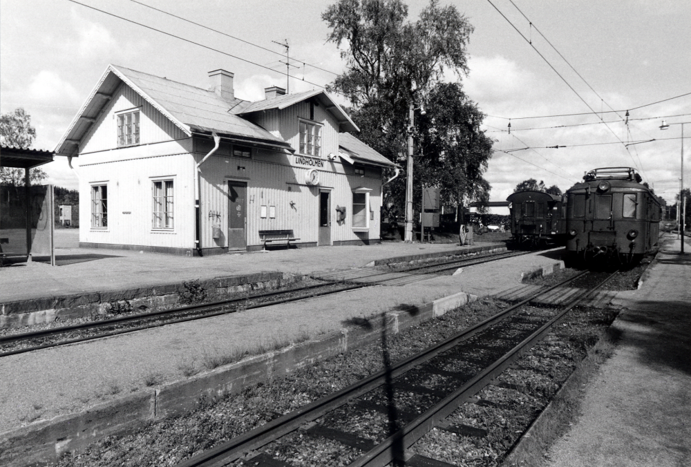 Lindholmens järnvägsstation med två tåg