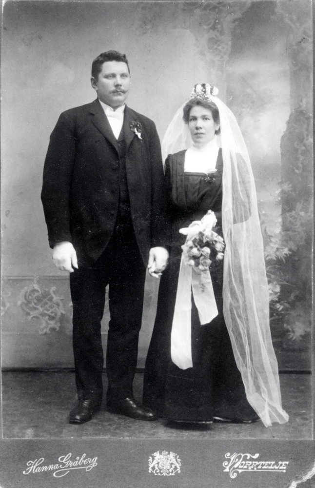 Bröllop söndag den 2 maj kl 5 en 1909 i brudgummens hem mellan Viktor Emanuel Gustafsson och Selma Ingegärd Gustafsson i Norrtälje. Makarna Gustafsson arrenderade Ormsta gård 1920-24. Från 1938 bodde familjen i längan vid Bällsta gård. Bruden bär svart klänning