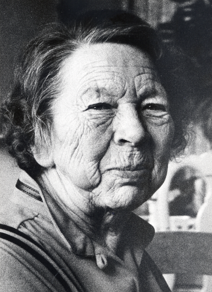 Anna-Brita Dahl föddes 1907 på Ruda gård i Kalmar län. När hon var 16 månader flyttade familjen till Värmland. 1947 flyttade Anna-Brita med sin familj till Vallentuna. Hon har varit aktiv kommunalpolitiker inom folkparatiet, arbetat med ungdomar och vuxna i föreningslivet, främst inom IOGT-NSF.