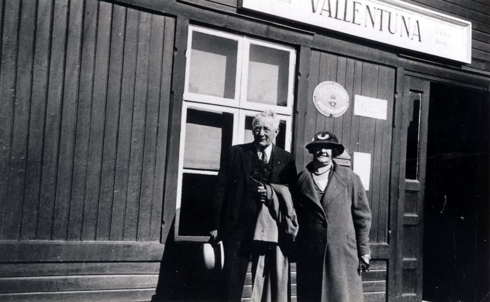 Malte Brunnberg, Björkhaga Lingsberg, hade en moster som var gift i USA med Arthur Borer.  1934 kom den amerikanska familjen på besök till släktingarna i Vallentuna.  Bl a deltog man i logdansen på Lingsbergs gård och såg den tidiga soluppgången tidigt på morgonen.  Paret  Alma och Arthur Borer fotograferades vid Vallentuna järnvägsstation några dagar efter midsommar, på den första etappen av resan åter till USA.  Arthur Borer avled 1949 i Phoenix, Arizona.  Alma Borer besökte Sverige ytterligare en gång, 1954