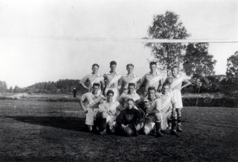 Fotbollslaget i  Haga IK.  Bakre raden fr v  Valter Andersson,   Elis Hultgren,   Valter Dahlbeck,   Åke Lindberg och Gunnar Dahlbeck.  Främre raden fr v  Georg Johansson, Torvald Eriksson,  Sven Lundqvist,  Alf Felldin, Harry Högberg och målvakt  Karl Hultgren