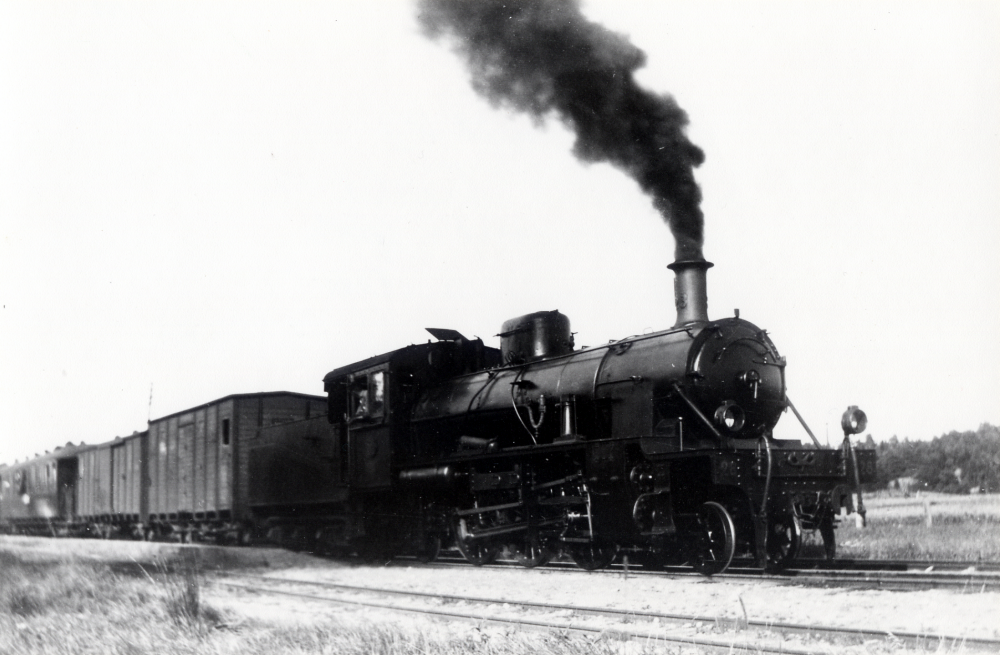 Roslagsbanan Ånglok nr 28 SRJ i Frösunda. Loket står nu i järnvägsmuseet i Gävle. Det byggdes 1920 i Kassel i Tyskland till en kostnad av 81.352 kr och kunde köras i en hastighet av 69 km/tim                   Uppgifter i Ejnar Carlsson album 1: 131