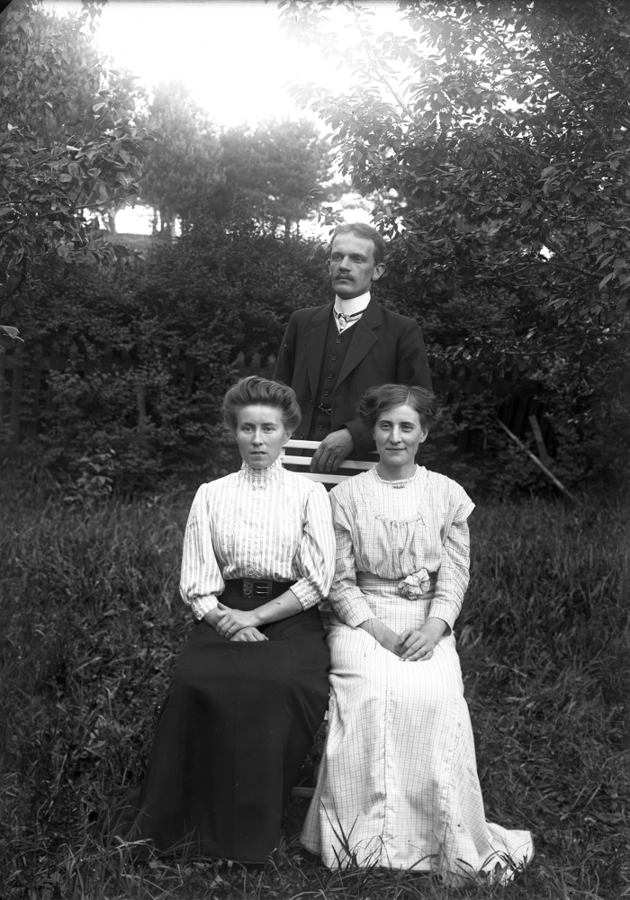 Tre okända personer på okänd plats. Uppgift om fotoår saknas, men troligen 1920-talet.