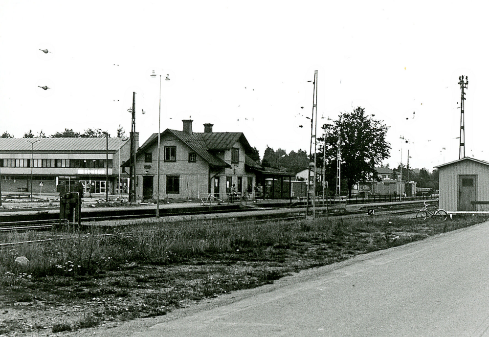 Vallentuna järnvägsstation innan rivningen 1970. Till vänster i bilden syns nuvarande Torghuset..